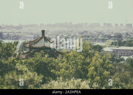 Die Verbotene Stadt in Peking hinter den Bäumen gesehen Stockfoto