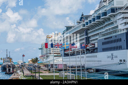 HAMILTON, Bermuda - 12. Juli 2017: Bermuda hat eine Mischung aus Britischen und Amerikanischen Kultur, die in der Hauptstadt gefunden werden kann, Hamilton. Die Royal Naval D Stockfoto