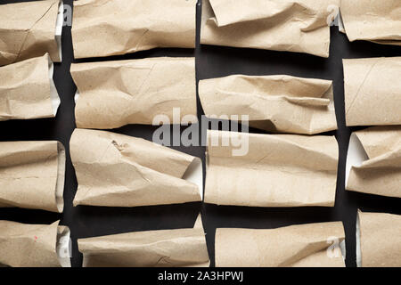 Leere Toilettenpapierrollen auf einem Schwarzen Tisch Stockfoto