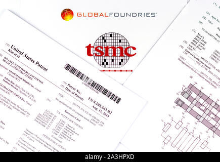 GLOBAL FOUNDRIES vs TSMC. Logos der Unternehmen der Halbleiterindustrie und zwei gedruckte US-Patente, die in Anspruch genommen werden von TSMC verletzt zu werden. Stockfoto