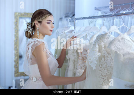 Porträt einer schönen jungen Braut ein Hochzeitskleid. Sie steht in einer Hochzeit Salon. Stockfoto