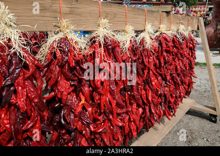 Chile (GEK) Paprika Trocknen im Freien ein Geschäft in der Stadt Taos New Mexico USA. Stockfoto