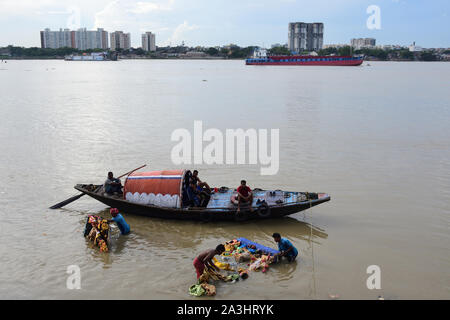 Kolkata, Indien. 08 Okt, 2019. Am letzten Tag der Durga Puja Festival, die Anhänger tauchen Sie das Idol Göttin Durga im Fluss Ganges in Kalkutta. Indianer feiern Durga Puja im Monat Oktober. Der Sieg der Göttin Durga über den Dämon Mahishasura. Feiern und Anbeten beginnt am und endet am Sasthi dashami. Dieses Festival ist auch als Navratri (Foto durch Suvrajit Dutta/Pacific Press) Quelle: Pacific Press Agency/Alamy Leben Nachrichten bekannt Stockfoto