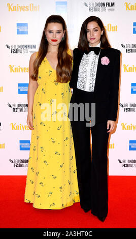 Katherine Langford und Ana de Armas die Teilnahme an der Europäischen Uraufführung der Messer aus, als Teil des BFI London Film Festival 2019 statt, im Odeon Luxe, Leicester Square in London. Stockfoto