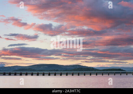 Sonnenuntergang über dem Kent Viadukt, Arnside, Cumbria. Stockfoto