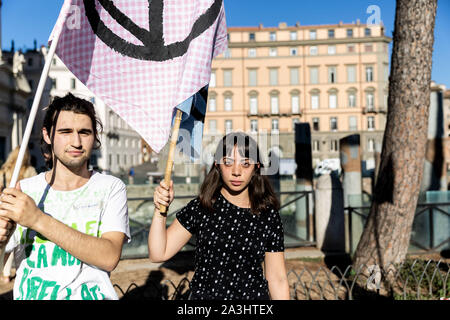 Rom, Italien. 8. Oktober, 2019. Aussterben Rebellion Italia Aktion in der Innenstadt von Rom. Ex, abrevetion des Aussterbens Rebellion, ist eine nicht-politische Bewegung mit dem Ziel der Verwendung von zivilen Ungehorsam Regierung Handeln beim Klimaschutz Aufschlüsselung zu zwingen, den Verlust der biologischen Vielfalt, und die Gefahr der sozialen und ökologischen Kollaps. heute mehr als 100 Menschen nahmen Teil der Vorführung vor dem Altare della Patria. Credit: Matteo Trevisan/ZUMA Draht/Alamy leben Nachrichten Stockfoto