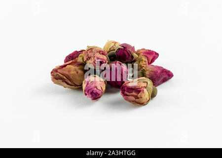 Rot und rosa Rosenknospen Kaffee auf weißem Hintergrund Stockfoto