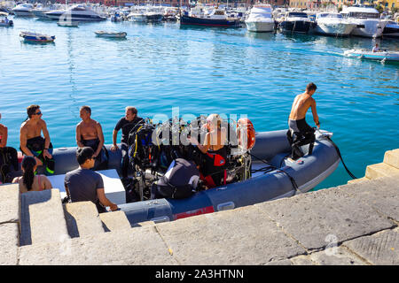 Santa Margherita Ligure, Italien, 13. September 2019: eine Gruppe von Tauchern auf aufblasbaren Boot bereit für einen Tauchgang erhalten Stockfoto