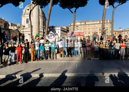 Rom, Italien. 8. Oktober, 2019. Aussterben Rebellion Italia Aktion in der Innenstadt von Rom. Ex, abrevetion des Aussterbens Rebellion, ist eine nicht-politische Bewegung mit dem Ziel der Verwendung von zivilen Ungehorsam Regierung Handeln beim Klimaschutz Aufschlüsselung zu zwingen, den Verlust der biologischen Vielfalt, und die Gefahr der sozialen und ökologischen Kollaps. heute mehr als 100 Menschen nahmen Teil der Vorführung vor dem Altare della Patria. Credit: Matteo Trevisan/ZUMA Draht/Alamy leben Nachrichten Stockfoto