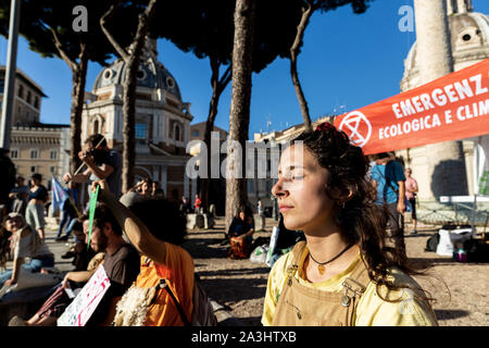 Rom, Italien. 8. Oktober, 2019. Aussterben Rebellion Italia Aktion in der Innenstadt von Rom. Ex, abrevetion des Aussterbens Rebellion, ist eine nicht-politische Bewegung mit dem Ziel der Verwendung von zivilen Ungehorsam Regierung Handeln beim Klimaschutz Aufschlüsselung zu zwingen, den Verlust der biologischen Vielfalt, und die Gefahr der sozialen und ökologischen Kollaps. heute mehr als 100 Menschen nahmen Teil der Vorführung vor dem Altare della Patria. Credit: Matteo Trevisan/ZUMA Draht/Alamy leben Nachrichten Stockfoto