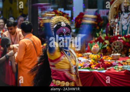 Bangkok, Thailand. 08 Okt, 2019. Ein Anhänger der hinduistischen Gottheit Maha Kali während Navratri Festival feiern im Sri Maha Mariamman Tempel führt zum 8. Oktober 2019 in Bangkok. (Foto durch Amphol Thongmueangluang/Pacific Press) Quelle: Pacific Press Agency/Alamy leben Nachrichten Stockfoto