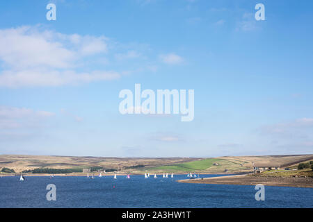 Segeln auf Grimwith Reservoir, North Yorkshire. Stockfoto