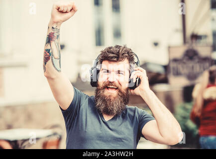 Mann im Kopfhörer. Bärtiger Mann. Musik wählte mich. Mann Hören von Musik über Kopfhörer. Zeit sich zu entspannen. Mit Freude. Musik ist so viel Spaß. Reifen Hipster mit Bart. Männliche Friseur- Pflege. Stockfoto