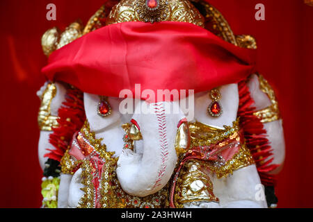 Bangkok, Thailand. 08 Okt, 2019. Buddhistische und Hinduistische Anhänger feiern Navratri religiöse Festival in Sri Maha Mariamman Tempel, der auch als Maha Uma Devi Tempel und Wat Khaek, am 8. Oktober 2019 in Silom, Bangkok bekannt. Rituale sind gehalten und das Bild von Sri Maha Mariamman ist durch die Straßen in einer Prozession. (Foto durch Amphol Thongmueangluang/Pacific Press) Quelle: Pacific Press Agency/Alamy leben Nachrichten Stockfoto