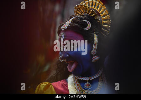 Bangkok, Thailand. 08 Okt, 2019. Ein Anhänger der hinduistischen Gottheit Maha Kali während Navratri Festival feiern im Sri Maha Mariamman Tempel führt zum 8. Oktober 2019 in Bangkok. (Foto durch Amphol Thongmueangluang/Pacific Press) Quelle: Pacific Press Agency/Alamy leben Nachrichten Stockfoto