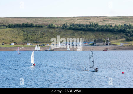 Segeln auf Grimwith Reservoir, North Yorkshire. Stockfoto