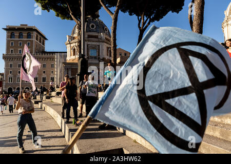Rom, Italien. 8. Oktober, 2019. Aussterben Rebellion Italia Aktion in der Innenstadt von Rom. Ex, abrevetion des Aussterbens Rebellion, ist eine nicht-politische Bewegung mit dem Ziel der Verwendung von zivilen Ungehorsam Regierung Handeln beim Klimaschutz Aufschlüsselung zu zwingen, den Verlust der biologischen Vielfalt, und die Gefahr der sozialen und ökologischen Kollaps. heute mehr als 100 Menschen nahmen Teil der Vorführung vor dem Altare della Patria. Credit: Matteo Trevisan/ZUMA Draht/Alamy leben Nachrichten Stockfoto
