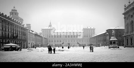 Der Palazzo Reale und der Piazza Castello in Turin im Schnee Stockfoto