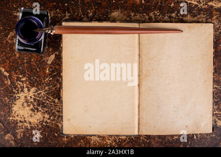 Ein Notebook mit einer leeren Karte und Feder auf ein leichtes Top. Bibliothek Artikel in alten Bindungen. Weißer Hintergrund. Stockfoto