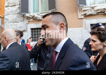 Rom, Roma, Italien. 8. Oktober, 2019. Der Minister für Auswärtige Angelegenheiten von Italien und Führer der 5 Sterne Bewegung, Luigi di Maio, außerhalb Montecitorio nach Genehmigung der Schnitt der Zahl der Vertreter in der oberen und unteren Häuser des Landes von sage und schreibe 945 bis 600. Credit: Matteo Trevisan/ZUMA Draht/Alamy leben Nachrichten Stockfoto