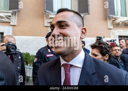 Rom, Roma, Italien. 8. Oktober, 2019. Der Minister für Auswärtige Angelegenheiten von Italien und Führer der 5 Sterne Bewegung, Luigi di Maio, außerhalb Montecitorio nach Genehmigung der Schnitt der Zahl der Vertreter in der oberen und unteren Häuser des Landes von sage und schreibe 945 bis 600. Credit: Matteo Trevisan/ZUMA Draht/Alamy leben Nachrichten Stockfoto