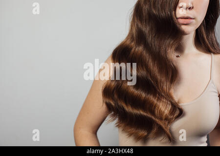 Nahaufnahme von weiblichen Händen der Friseur oder Frisör macht Frisur. Haar Stockfoto