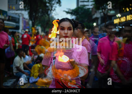 Bangkok, Thailand. 08 Okt, 2019. Buddhistische und Hinduistische Anhänger feiern Navratri religiöse Festival in Sri Maha Mariamman Tempel, der auch als Maha Uma Devi Tempel und Wat Khaek, am 8. Oktober 2019 in Silom, Bangkok bekannt. Rituale sind gehalten und das Bild von Sri Maha Mariamman ist durch die Straßen in einer Prozession. (Foto durch Amphol Thongmueangluang/Pacific Press) Quelle: Pacific Press Agency/Alamy leben Nachrichten Stockfoto