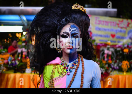 Bangkok, Thailand. 08 Okt, 2019. Ein Anhänger der hinduistischen Gottheit Maha Kali während Navratri Festival feiern im Sri Maha Mariamman Tempel führt zum 8. Oktober 2019 in Bangkok. (Foto durch Amphol Thongmueangluang/Pacific Press) Quelle: Pacific Press Agency/Alamy leben Nachrichten Stockfoto