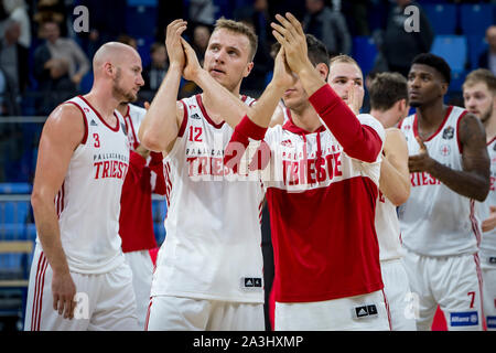 Mailand, Italien. 07 Okt, 2019. Triest Spieler gruss Ventilatoren nach Legabasket Serie A Basketball match AX Armani Exchange Olimpia Milano Pallacanestro Triest in Milano, Palalido Allianz Cloud, der Home Team vs gewann 88-74. Italien 6. Oktober 2019. (Foto von Matteo Cogliati/Pacific Press) Quelle: Pacific Press Agency/Alamy leben Nachrichten Stockfoto