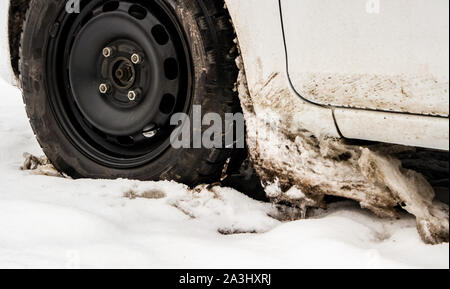 Winterreifen auf Schnee bedeckten Straßen Stockfoto