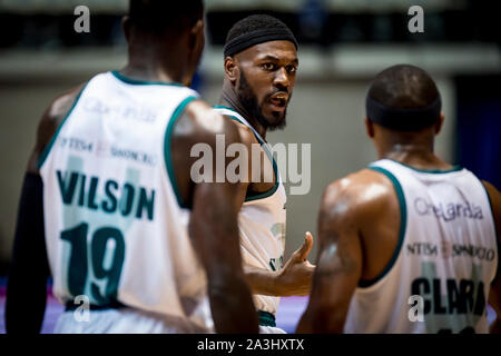 Desio, Italien. 07 Okt, 2019. Jason Burnell (Acqua S. Bernardo Cantu') mit seinen Mannschaftskameraden während Legabasket Serie A Basketball match Acqua S. Bernardo Pallacanestro Cantu' vs Grissin Bon Reggio Emilia. Host-Team gewann ein Spiel nie in Diskussion mit der Kerbe von 75-92 in Desio, Pala Banco Desio, Italien, 6. Oktober 2019. (Foto von Matteo Cogliati/Pacific Press) Quelle: Pacific Press Agency/Alamy leben Nachrichten Stockfoto