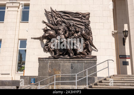 Wolgograd, Russland - 26. August 2019: Bronze Statue auf der linken Seite der Eingang zum Gebäude der Wolgograd 1 Bahnhof, Wolgograder Gebiet Stockfoto