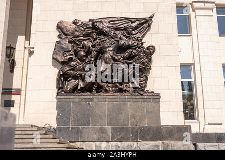 Wolgograd, Russland - 26. August 2019: Bronze Statue auf der rechten Seite der Eingang zum Gebäude der Wolgograd 1 Bahnhof, Gebiet Wolgograd o Stockfoto