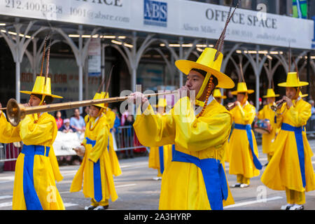 Traditionelle Band marschiert, Sixth Avenue in New York für ihre Show stolz in der Koreanischen Parade am Samstag, 5. Oktober 2019. Die Parade endet in Koreatown für ein Straßenfest. (© Richard B. Levine) Stockfoto