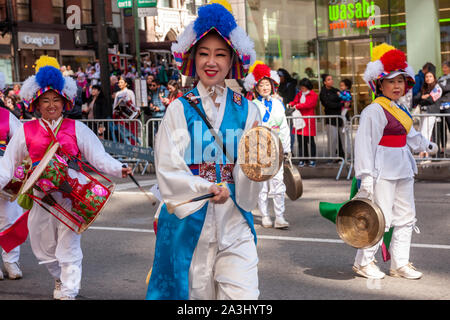Traditionelle koreanische Band marschiert, Sixth Avenue in New York für ihre Show stolz in der Koreanischen Parade am Samstag, 5. Oktober 2019. Die Parade endet in Koreatown für ein Straßenfest. (© Richard B. Levine) Stockfoto