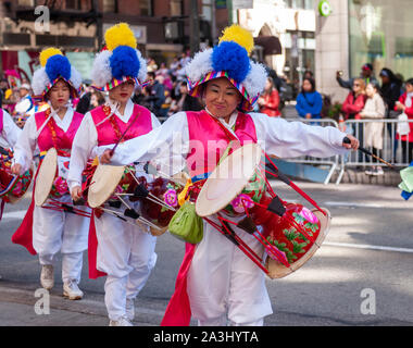 Traditionelle koreanische Band marschiert, Sixth Avenue in New York für ihre Show stolz in der Koreanischen Parade am Samstag, 5. Oktober 2019. Die Parade endet in Koreatown für ein Straßenfest. (© Richard B. Levine) Stockfoto