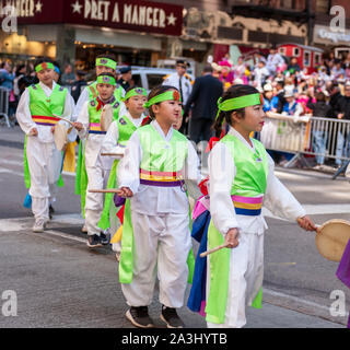 Traditionelle koreanische Band marschiert, Sixth Avenue in New York für ihre Show stolz in der Koreanischen Parade am Samstag, 5. Oktober 2019. Die Parade endet in Koreatown für ein Straßenfest. (© Richard B. Levine) Stockfoto
