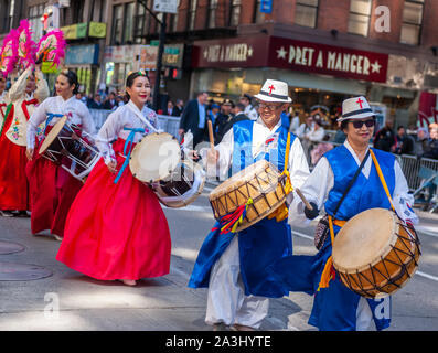 Traditionelle koreanische Band marschiert, Sixth Avenue in New York für ihre Show stolz in der Koreanischen Parade am Samstag, 5. Oktober 2019. Die Parade endet in Koreatown für ein Straßenfest. (© Richard B. Levine) Stockfoto
