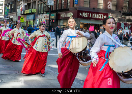 Traditionelle koreanische Band marschiert, Sixth Avenue in New York für ihre Show stolz in der Koreanischen Parade am Samstag, 5. Oktober 2019. Die Parade endet in Koreatown für ein Straßenfest. (© Richard B. Levine) Stockfoto