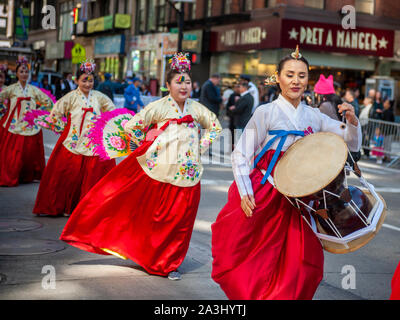 Traditionelle koreanische Band marschiert, Sixth Avenue in New York für ihre Show stolz in der Koreanischen Parade am Samstag, 5. Oktober 2019. Die Parade endet in Koreatown für ein Straßenfest. (© Richard B. Levine) Stockfoto