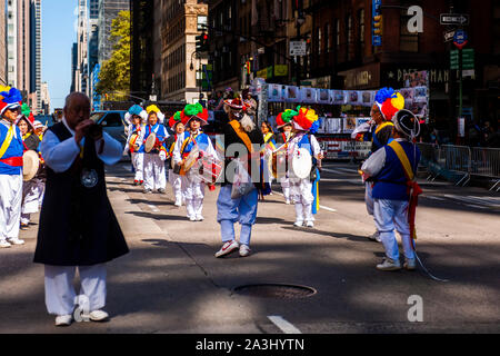 Traditionelle koreanische Band marschiert, Sixth Avenue in New York für ihre Show stolz in der Koreanischen Parade am Samstag, 5. Oktober 2019. Die Parade endet in Koreatown für ein Straßenfest. (© Richard B. Levine) Stockfoto
