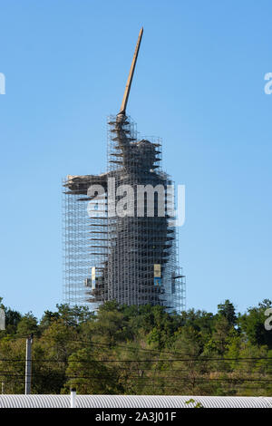 Wolgograd, Russland - 26 August, 2019: Wiederaufbau des Denkmals "OTHERLAND" in Wolgograd, Gerüste um die Statue Stockfoto