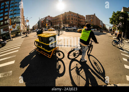 Ein Fahrrad Anlieferung Person beladen mit Amazon frische Lebensmittel auf Houston Street in New York am Samstag, 5. Oktober 2019. (© Richard B. Levine) Stockfoto