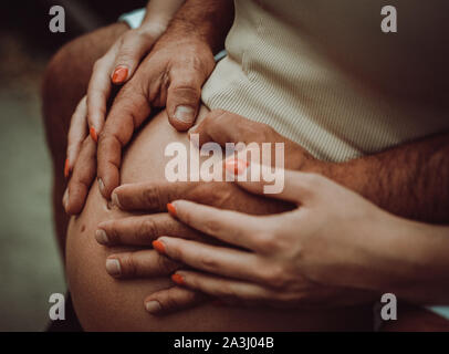 Liebevolle erwartet Paar den Bauch der schwangeren Frau berühren Stockfoto