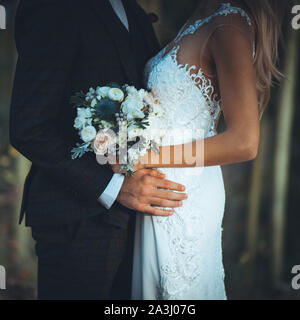 Paar umarmen an ihrer Hochzeit Stockfoto