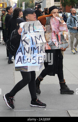 New York, NY, USA. 8. Oktober, 2019. Tierschützer protestieren Lil' Kim an Bauen Serie in New York City am 8. Oktober 2019. Credit: Erik Nielsen/Medien Punch/Alamy leben Nachrichten Stockfoto