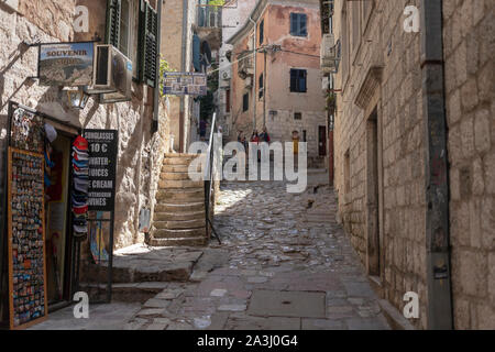 Montenegro - Blick auf einer typischen schmalen Straße mit Kopfsteinpflaster Altstadt von Kotor Stockfoto