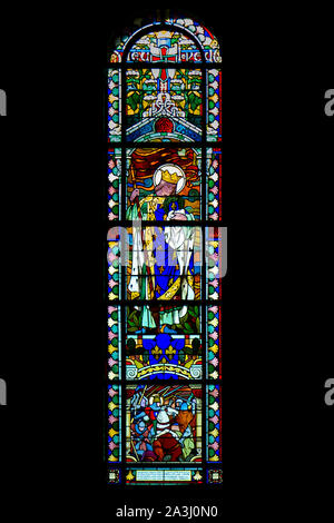 Glasfenster Saint Louis (Ludwig IX. von Frankreich) in der Kirche von Notre-Dame-de-Lorette am Denkmal des WK I (1914-1918). Stockfoto