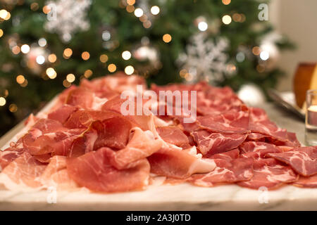 Italienische Wurstwaren Platter auf einem Weihnachten Tabelle Stockfoto