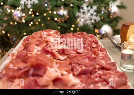 Italienische Wurstwaren Platter auf einem Weihnachten Tabelle Stockfoto